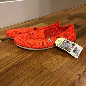 Tom’s Women’s Neon Coral Crochet